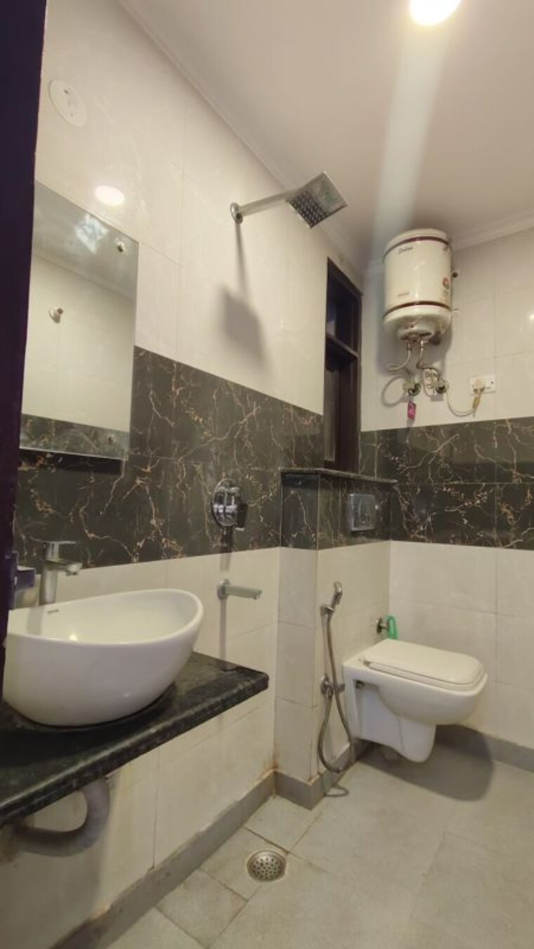 Bathroom, jawahar nagar 1 Bedroom 450 Sq.Ft. Builder Floor In Jawahar Nagar Delhi 10392452