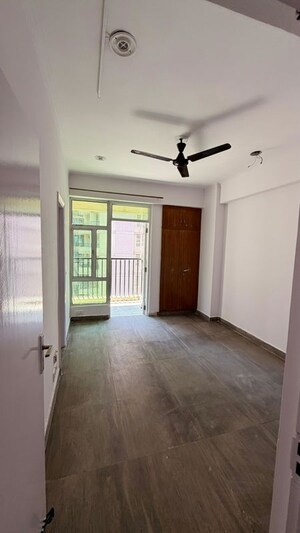 Room in 2.5 BHK Apartment at Amrapali Silicon City, Sector 76 – for Sale