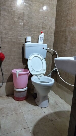 Bathroom in 1 BHK Apartment at Arun Vihar, Sector 29 – for Rent