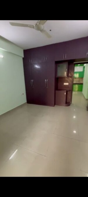 Room in 2.5 BHK Apartment at Panchsheel Greens II, Sector 16 Greater Noida – for Sale