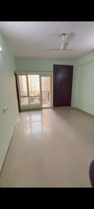 Room in 2.5 BHK Apartment at Panchsheel Greens II, Sector 16 Greater Noida – for Sale