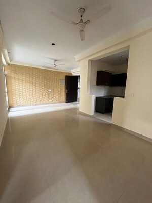Room in 2 BHK Apartment at Supertech Cape Town, Sector 74 – for Rent