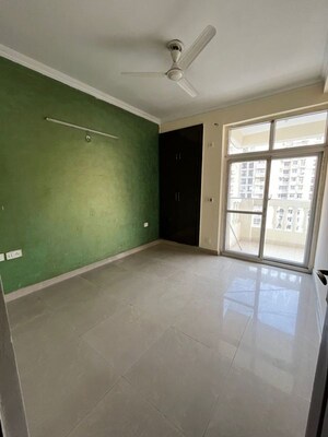 Room in 2 BHK Apartment at Supertech Cape Town, Sector 74 – for Rent