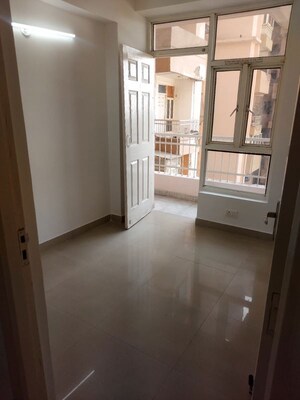 Room in 2.5 BHK Apartment at Supertech Cape Town, Sector 74 – for Rent
