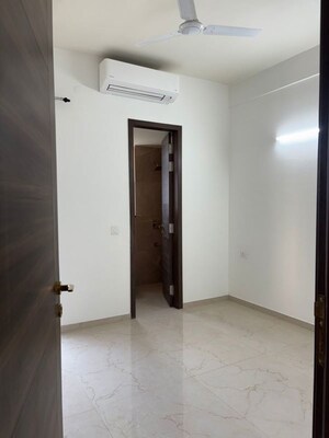 Room in 3.5 BHK Apartment at Smart World Orchard, Sector 61 – for Sale