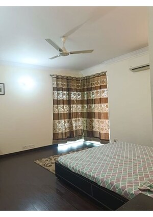 Room in 3 BHK Apartment at Parsvnath Exotica, Sector 53 – for Rent