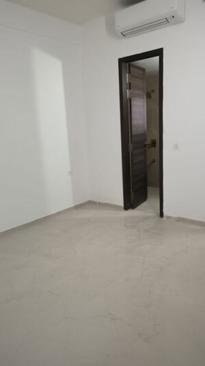 Room in 3 BHK Apartment at Smart World Orchard, Sector 61 – for Rent