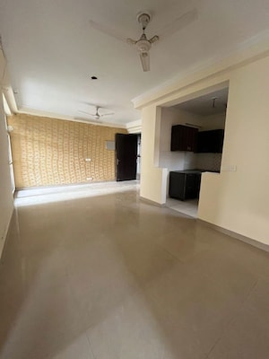 Room in 3 BHK Apartment at Supertech Cape Town, Sector 74 – for Rent