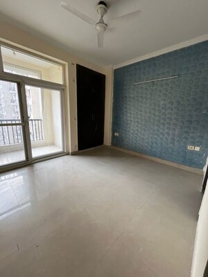 Room in 3 BHK Apartment at Supertech Cape Town, Sector 74 – for Rent