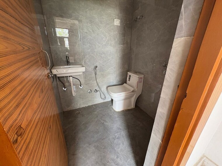 Bathroom, indrapuram 3 Bedroom 1000 Sq.Ft. Builder Floor In Indrapuram Ghaziabad 10392881