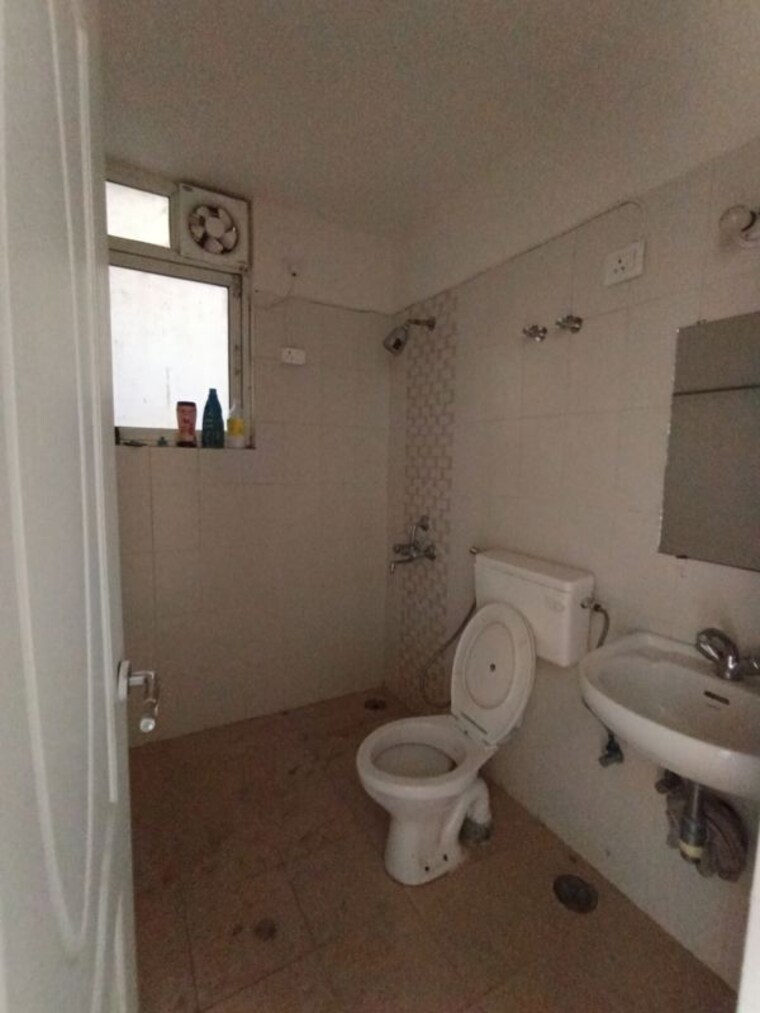 Bathroom, shree-vardhman-mantra 2 Bedroom 900 Sq.Ft. Apartment In Sector 67 Gurgaon 10393141