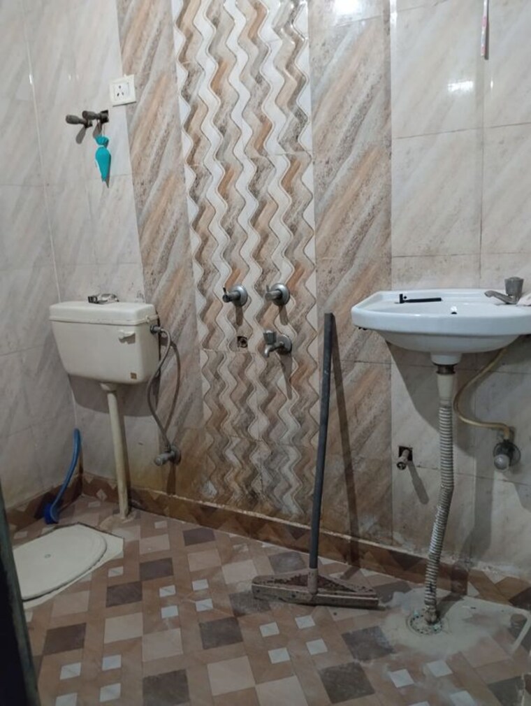 Bathroom, neb sarai 2 Bedroom 850 Sq.Ft. Builder Floor In Neb Sarai Delhi 10393190