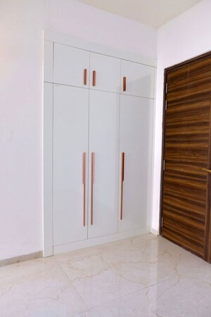Building Lobby in 2.5 BHK Builder Floor at Smart World Orchard, Sector 61 – for Rent