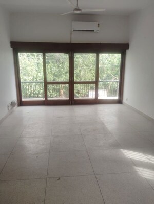 Room in 3 BHK Builder Floor at Safdarjung Development Area – for Rent