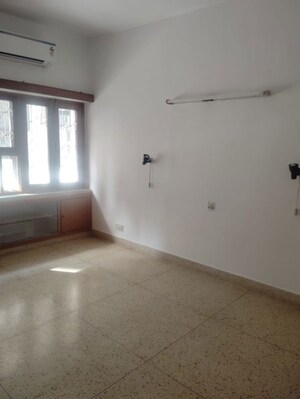 Room in 3 BHK Builder Floor at Safdarjung Development Area – for Rent