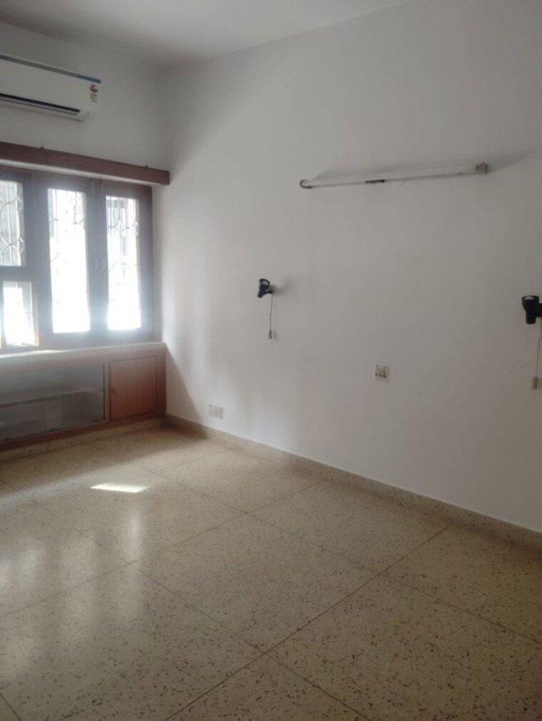 Room, safdarjung development area 3 Bedroom 2200 Sq.Ft. Builder Floor In Safdarjung Development Area Delhi 10393447