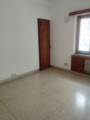 Room in 3 BHK Builder Floor at Safdarjung Development Area – for Rent