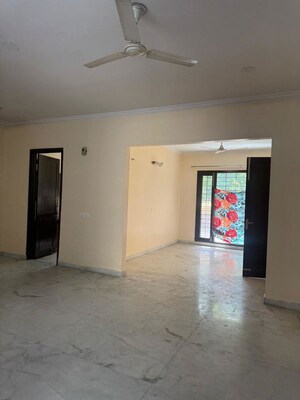 Room in 3 BHK Builder Floor at Sector 9a – for Rent