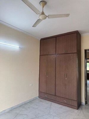 Room in 3 BHK Builder Floor at Sector 9a – for Rent