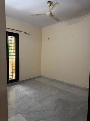 Room in 3 BHK Builder Floor at Sector 9a – for Rent