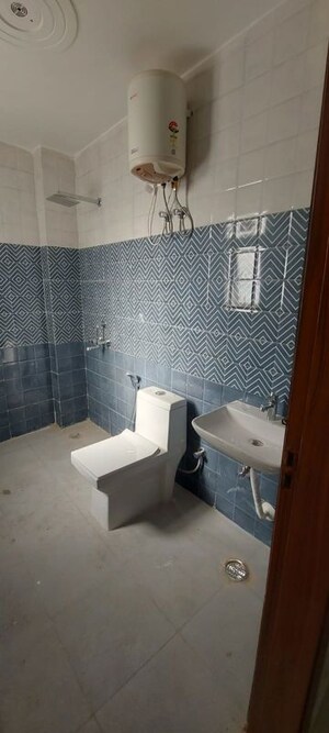 Team Area in 3 BHK Builder Floor at Sector 9a – for Rent