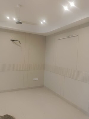 Room in 3 BHK Builder Floor at Sector 9a – for Sale