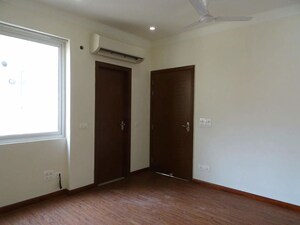 Room in 3 BHK Builder Floor at Dlf Phase I – for Rent