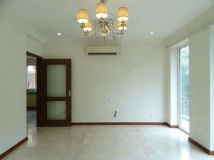 Room in 3 BHK Builder Floor at Dlf Phase I – for Rent