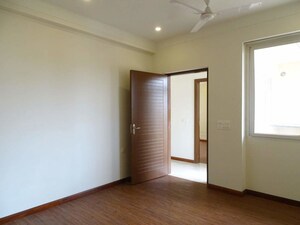 Room in 3 BHK Builder Floor at Dlf Phase I – for Rent