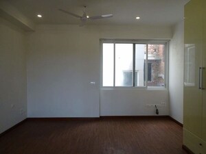 Room in 3 BHK Builder Floor at Dlf Phase I – for Rent