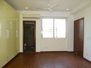 Room in 3 BHK Builder Floor at Dlf Phase I – for Rent