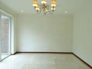 Room in 3 BHK Builder Floor at Dlf Phase I – for Rent