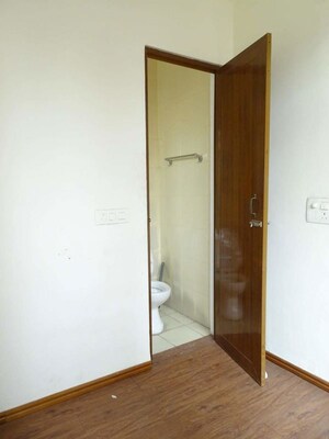 Room in 3 BHK Builder Floor at Dlf Phase I – for Rent