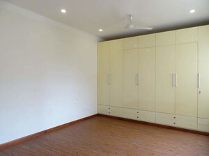 Room in 3 BHK Builder Floor at Dlf Phase I – for Rent