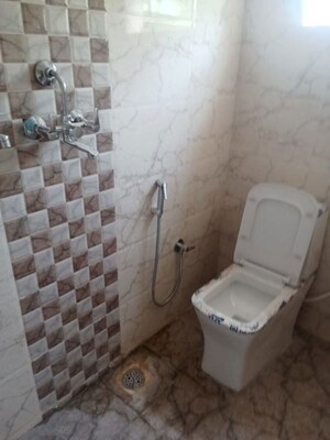 Bathroom in 1.5 BHK Apartment at Mayur Vihar – for Rent