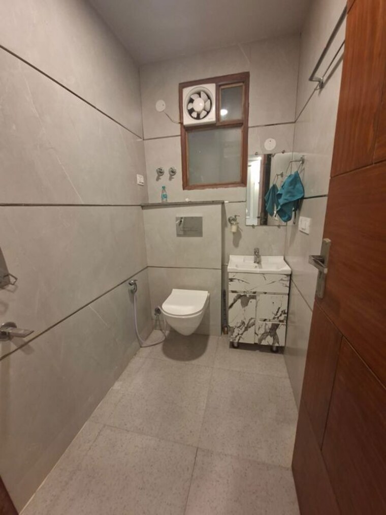 Bathroom, chattarpur 2 Bedroom 85 Sq.Yd. Apartment In Chattarpur Delhi 10393758
