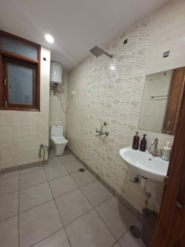 Bathroom, chattarpur 2 Bedroom 85 Sq.Yd. Apartment In Chattarpur Delhi 10393770