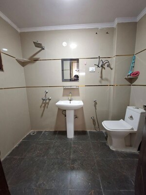 Team Area in 3 BHK Apartment at Chattarpur – for Rent
