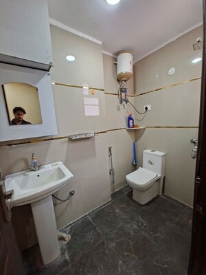 Team Area in 3 BHK Apartment at Chattarpur – for Rent