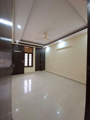 Room in 3 BHK Apartment at Chattarpur – for Rent