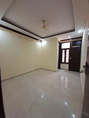 Room in 3 BHK Apartment at Chattarpur – for Rent