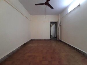 Room in 2 BHK Apartment at Sai Baba Complex Goregaon, Goregaon East – for Rent