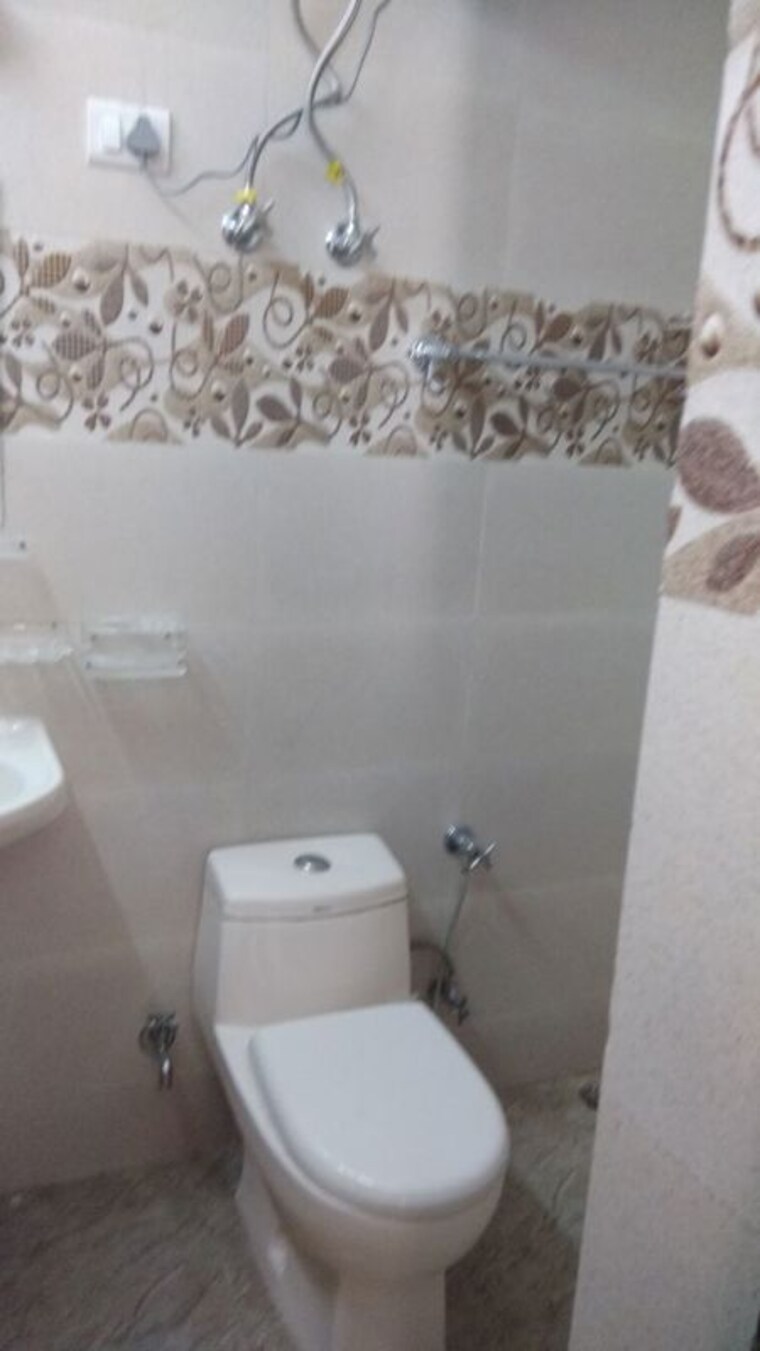 Bathroom, east of kailash 1 Bedroom 1200 Sq.Ft. Builder Floor In East Of Kailash Delhi 10393861