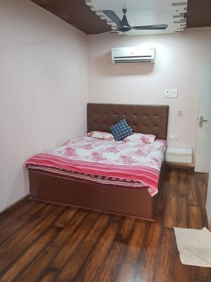 Bedroom in 2 BHK Apartment at Model Town, Andheri West – for Rent