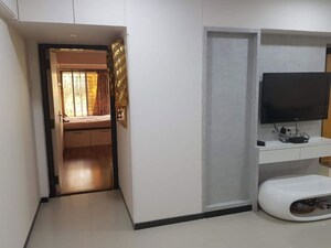 Room in 2 BHK Apartment at Model Town, Andheri West – for Rent