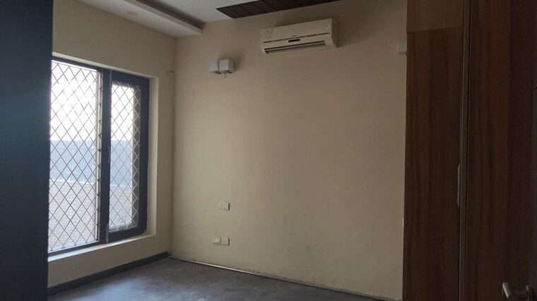 Room, sector 52 2 Bedroom 1100 Sq.Ft. Builder Floor In Sector 52 Gurgaon 10393884