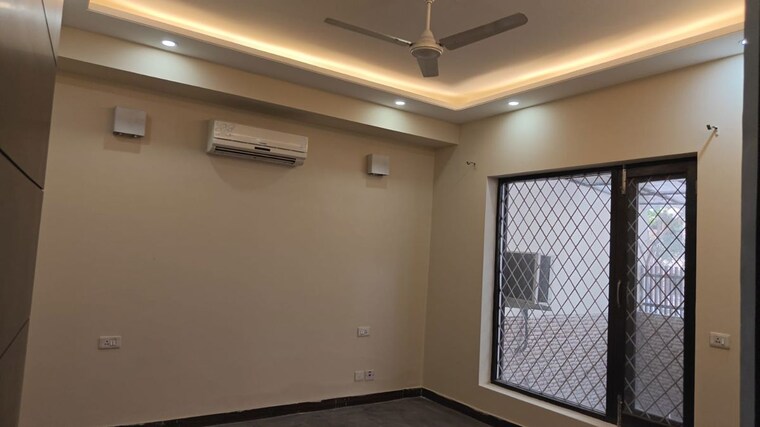Room, sector 52 2 Bedroom 1100 Sq.Ft. Builder Floor In Sector 52 Gurgaon 10393884