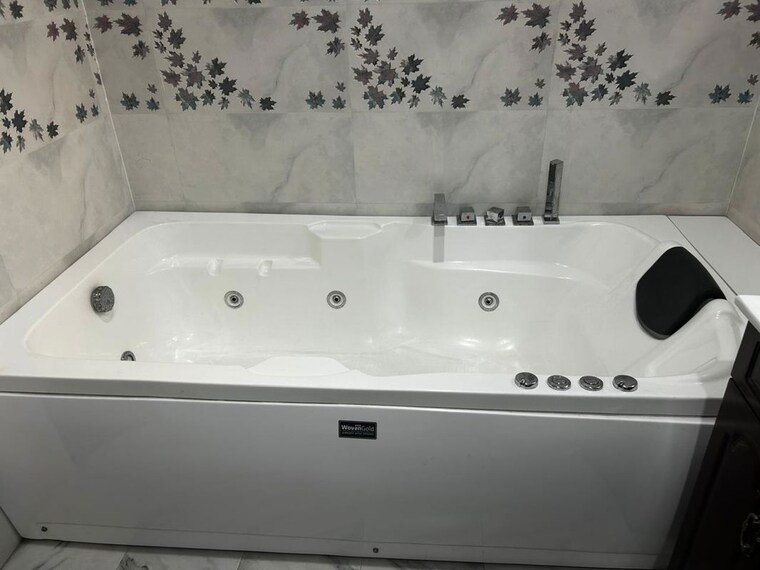 Bathroom, defence colony 1 Bedroom 1300 Sq.Ft. Builder Floor In Defence Colony Delhi 10393907