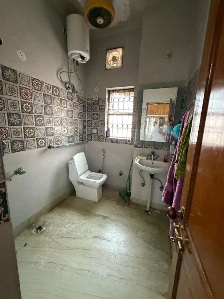 Bathroom, kalkaji 2 Bedroom 1400 Sq.Ft. Builder Floor In Kalkaji Delhi 10393911