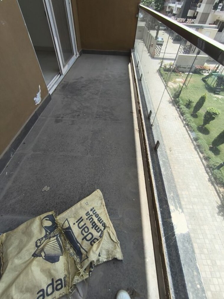 Balcony, vip road 3 Bedroom 1550 Sq.Ft. Apartment In Vip Road Zirakpur 10389597